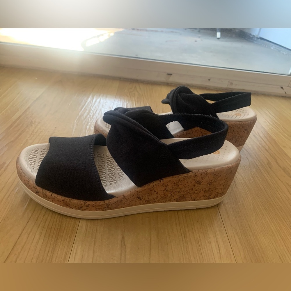 Women’s wedge sandal. Size 7wide